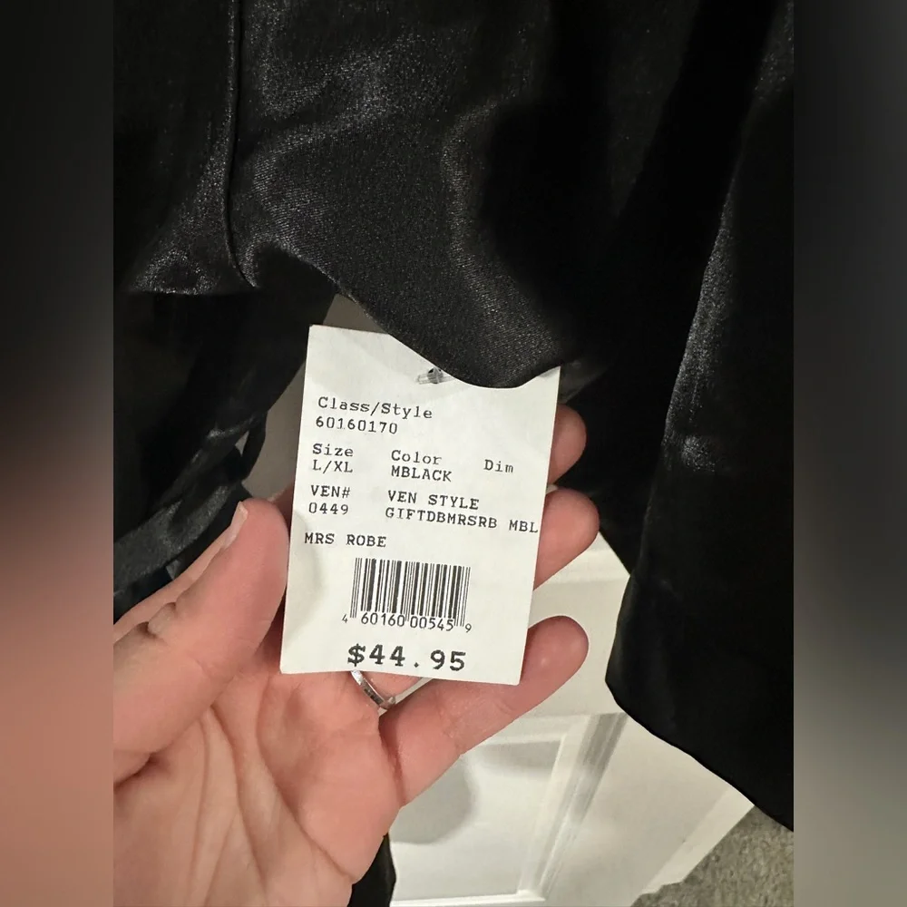 NWT David’s Bridal Mrs. Satin Robe - Picture 8 of 9